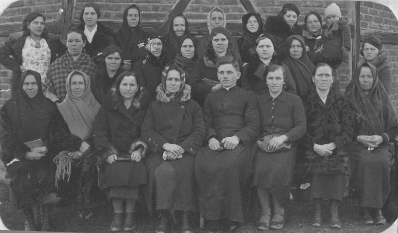 parafia polskokatolicka 1_07.jpg - Rok 1939. Ks. Roman Jasiński w otoczeniu Towarzystwa Niewiast Adoracji Najświętszego Sakramentu
